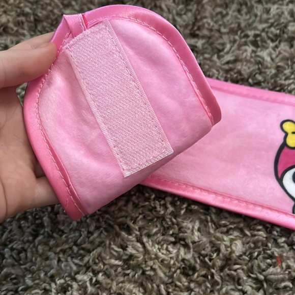 Good to hold your hair back when doing makeup or washing your face. - Picture 4 of 4